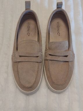 Vionic Uptown Womens 7 Genuine Suede Loafers Beige Tan Comfort Flexible